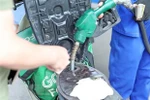 Thủ tướng yêu cầu theo dõi kỹ thông tin nhập khẩu xăng dầu từ Malaysia