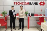 Techcombank trao thưởng ô tô VinFast cho doanh nghiệp may mắn