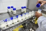 Ngay cả xe bồn thu mua sữa cũng là “cổng” kiểm soát khắt khe của Cô Gái Hà Lan