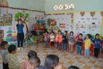 Cô giáo vùng cao nhường thức ăn cho trò nhỏ