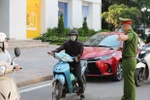 Hà Nội chính thức giãn cách xã hội thêm 15 ngày để chống COVID-19