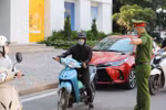 Hà Nội chính thức giãn cách xã hội thêm 15 ngày để chống COVID-19