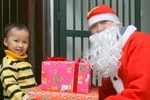 Có nên thuê ông già Noel tặng quà cho trẻ ở chốn đông người?