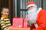Có nên thuê ông già Noel tặng quà cho trẻ ở chốn đông người?