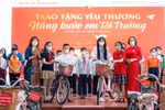 Phó Chủ tịch Tập đoàn DOJI tặng quà cho những hoàn cảnh khó khăn do Covid-19