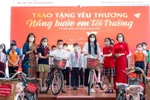 Phó Chủ tịch Tập đoàn DOJI tặng quà cho những hoàn cảnh khó khăn do Covid-19