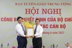 Trao quyết định của Bộ Chính trị về công tác cán bộ