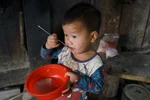 Bữa cơm chan nước sôi của những em bé vùng cao