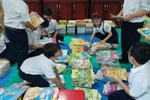 Học sinh Trường Tiểu học Lý Tự Trọng tặng sách giáo khoa giúp bạn vượt khó