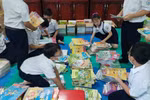 Học sinh Trường Tiểu học Lý Tự Trọng tặng sách giáo khoa giúp bạn vượt khó