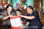 Chủ tịch Quốc hội thăm, tặng quà gia đình chính sách tại Hải Dương