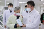 Lãnh đạo BHXH Việt Nam thăm, tặng quà các bệnh nhân khó khăn tại Hà Nội