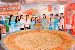 Nam Ngư chiêu đãi bà con bánh xèo khổng lồ tại lễ hội bánh 2025
