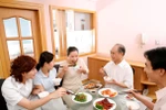 Vì sao nhiều bác sĩ khuyến khích bỏ thói quen chấm chung trong dịch Covid-19?