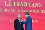 Trao Huy hiệu 45 năm tuổi đảng tặng đồng chí Trần Quốc Vượng