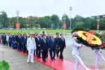 Các đại biểu Quốc hội vào Lăng viếng Chủ tịch Hồ Chí Minh