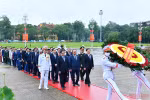 Các đại biểu Quốc hội vào Lăng viếng Chủ tịch Hồ Chí Minh