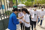 Sinh viên tình nguyện “vượt nắng, thắng mưa” đồng hành cùng thí sinh