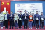 Trao tặng sổ bảo hiểm xã hội, thẻ bảo hiểm y tế cho người khó khăn tại Hòa Bình