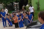 Thày cô phải quỳ, ai đứng?
