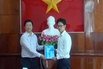 Đừng mất công đi tìm bố của "ông quan trẻ" là ai?