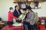 Trường Võ Trường Toản tặng gạo cho học sinh có hoàn cảnh đặc biệt khó khăn