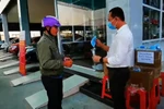 Thầy giáo phát khẩu trang miễn phí cho dân