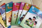 Giá sách giáo khoa mới và những lời giải thích vô cảm