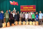Báo Xây dựng tặng gạo hỗ trợ các hộ nghèo và trường học tại Yên Bái