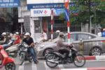 'Chộp' lại những pha vi phạm giao thông 1-0-2 ở cầu cạn Hà Nội