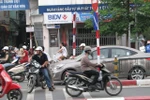'Chộp' lại những pha vi phạm giao thông 1-0-2 ở cầu cạn Hà Nội