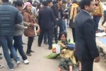 Vạch mặt: Ăn mày giả khoèo vùng dậy chạy khi bị tuần tra phát hiện