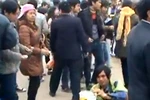 Cận cảnh 'bảo kê' và ăn mày qua mặt mọi người lộ nguyên bản chất
