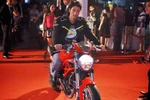 Johnny Trí Nguyễn cưỡi xe máy lao vào thảm đỏ sự kiện ở Hà Nội