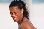 Ronaldinho bị bắt quả tang vượt rào định "tòm tem" VĐV nữ Việt Nam