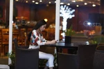 Thủy Tiên bị chộp ảnh một mình ngồi cafe, không cùng Công Vinh