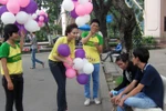 Hoa hậu Diễm Hương lang thang bán bóng bay