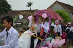 Đôi vợ chồng trong đám cưới bằng xe trâu nghĩ gì về các siêu đám cưới