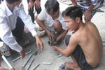 Nát bàn tay, người chi chít vết thương vì cưa hộ thỏi sắt