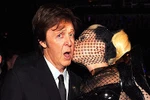 Lady Gaga... trùm 'lưới đánh cá' lên thảm đỏ Grammy