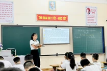 Trường học kết hợp sách giáo khoa truyền thống với sách điện tử để tăng hiệu quả giảng dạy