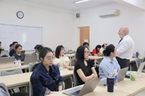 Ngoài miễn thị thực, giấy phép lao động còn cần nhiều giải pháp để chiêu mộ chuyên gia nước ngoài