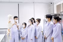 Trường Đại học Đông Á mở rộng hệ sinh thái đào tạo Y khoa với Bệnh viện Trung ương Huế