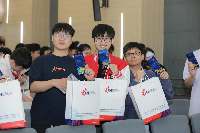 IUH tổ chức “Chuyến xe mùa xuân” đồng hành cùng sinh viên về quê đón Tết Bính Ngọ