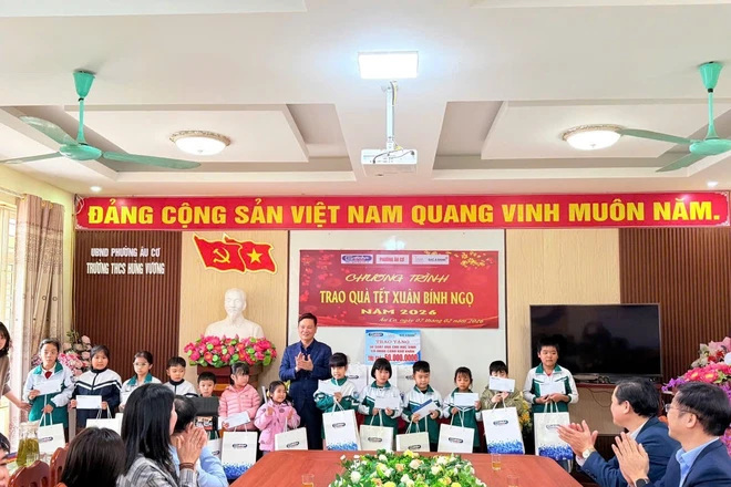 Tạp chí trao tặng 50 suất quà Tết tới học sinh có hoàn cảnh khó khăn tại phường Âu Cơ, Phú Thọ