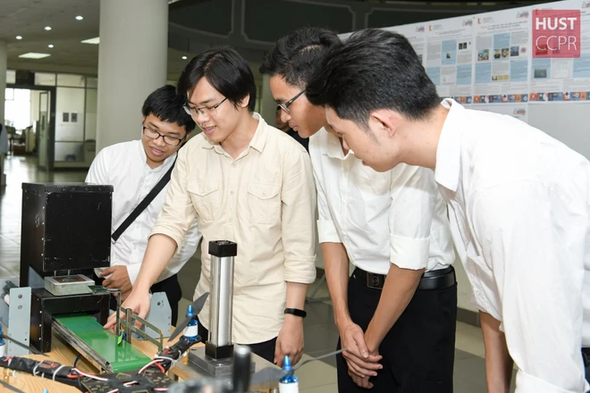 Sinh viên Đại học Bách Khoa Hà Nội được tạo điều kiện về cơ sở vật chất, trang thiết bị hiện đại để thực hành. Ảnh: website nhà trường