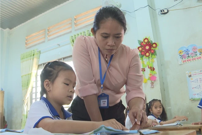 Phần thưởng lớn nhất với giáo viên vùng biên giới là bước chân học trò đều đặn đến lớp
