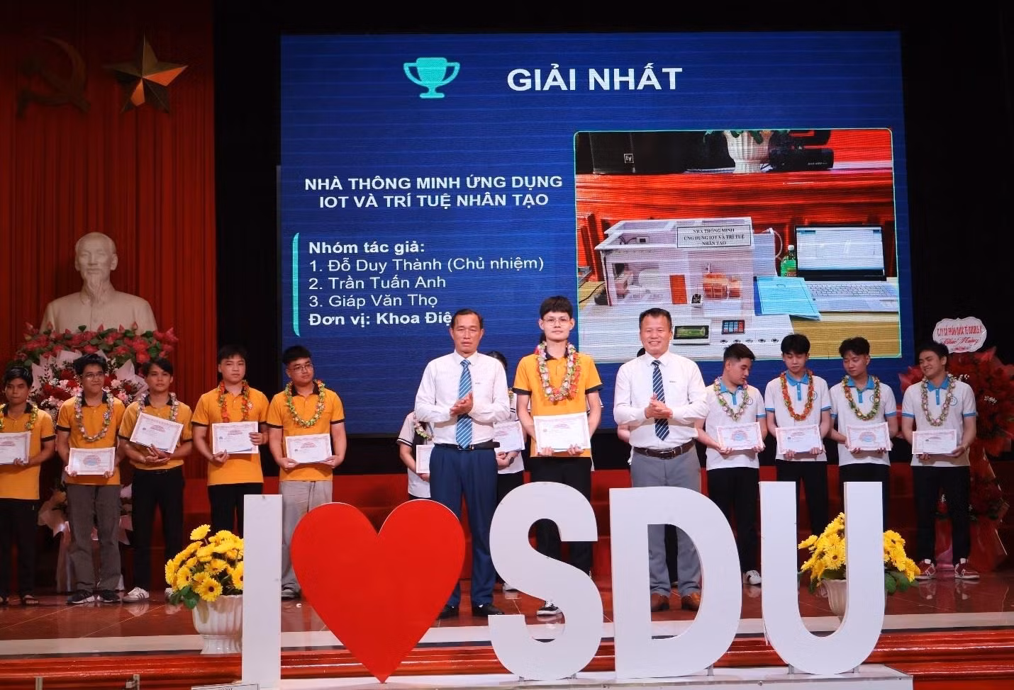 Ban tổ chức trao 1 giải Nhất cho công trình của sinh viên khoa Điện.
