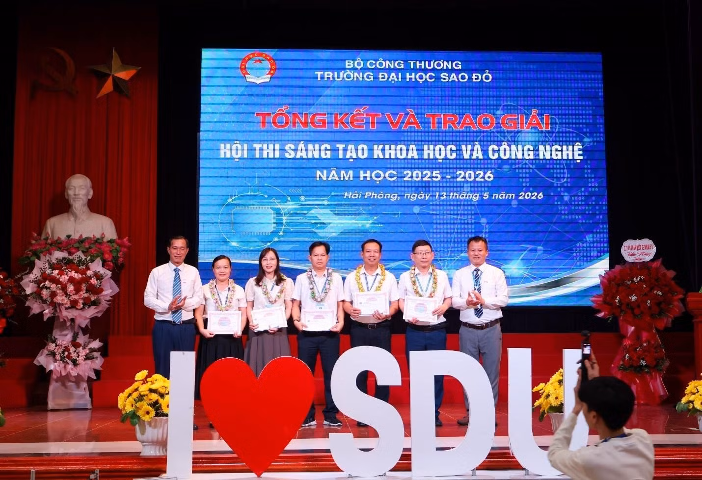 Thành viên đoạt giải các công trình của giảng viên chụp ảnh lưu niệm.
