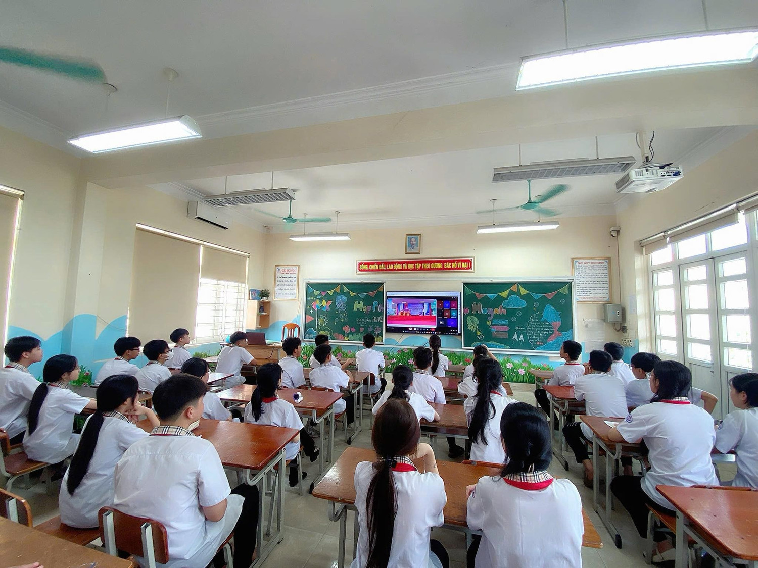 Việc miễn phí sách giáo khoa tạo cơ hội tiếp cận giáo dục bình đẳng cho mọi học sinh. Ảnh minh họa: Trường THCS Cẩm Phả